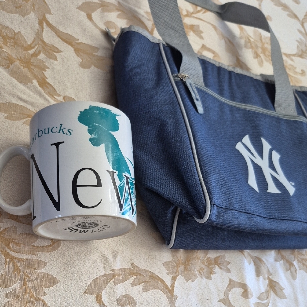 Starbucks New York mug and two Yankees Cooler bags - Picture 3 of 12
